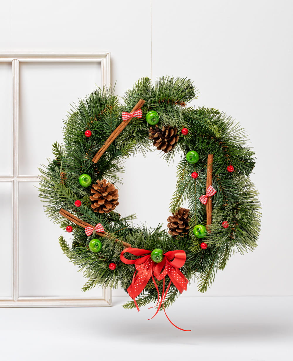 Ręcznie wykonany wianek świąteczny o średnicy 40 cm, idealna dekoracja bożonarodzeniowa z polskiej manufaktury.