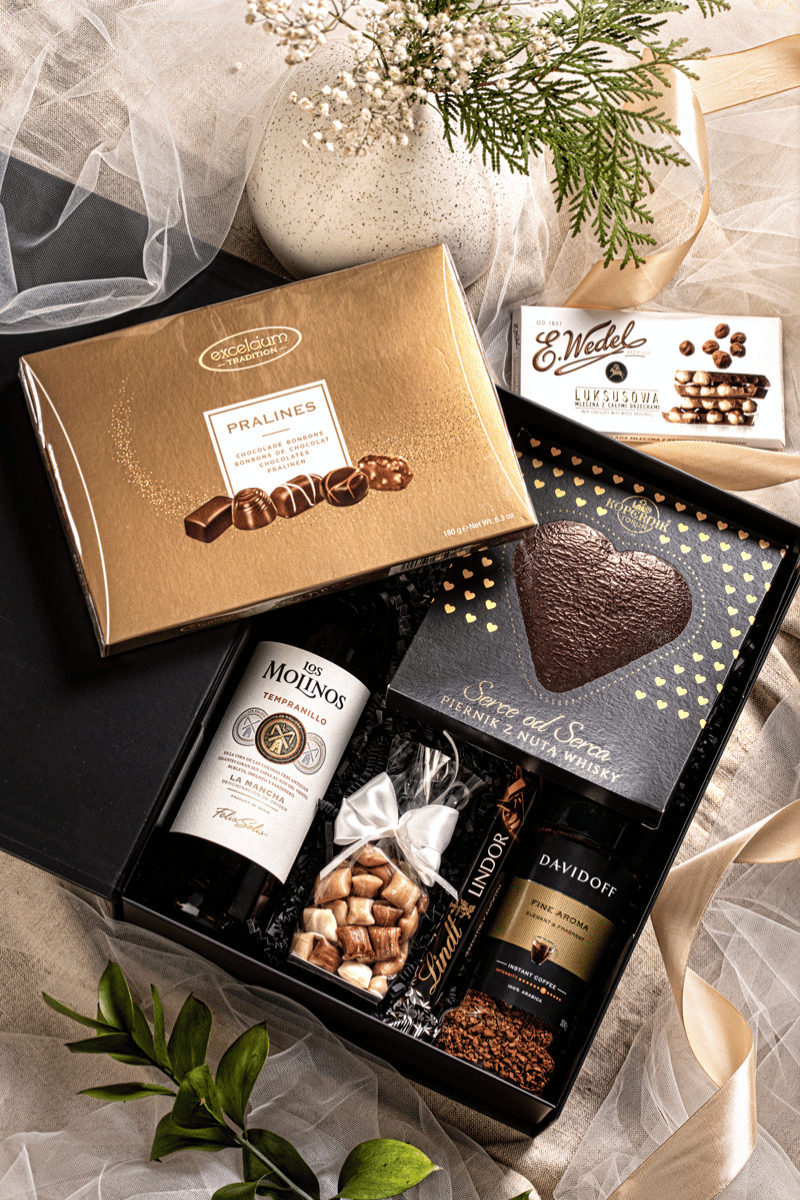 Luksusowy zestaw delikatesowy z winem Los Milinos, kawą Davidoff i wykwintnymi belgijskimi pralinami.