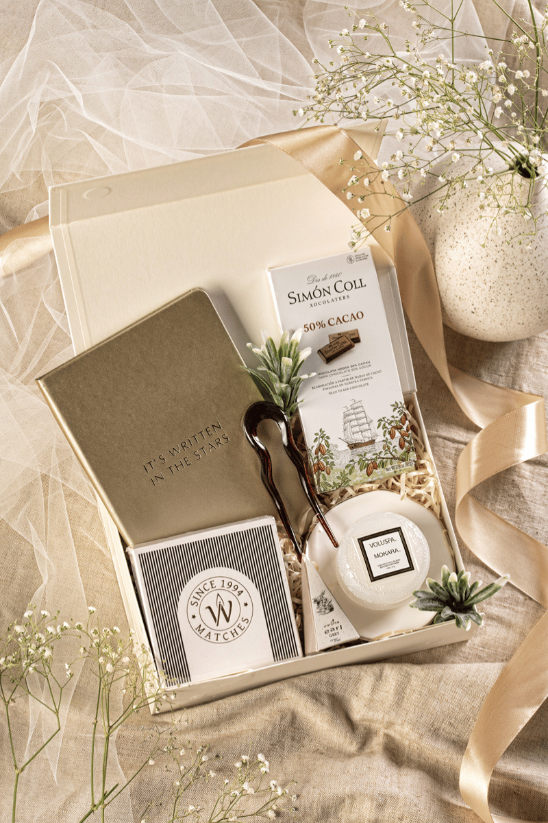 Luksusowe beżowe pudełko prezentowe Pamiętnik Chwil z aromatyczną świecą Voluspa, złotym notesem i czekoladą Simon Coll.