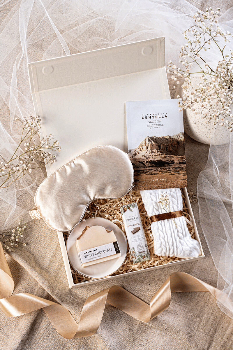 Luksusowy zestaw prezentowy dla kobiety w beżowym pudełku z kokardą, z maską SKIN1004, świecą i satynową opaską.