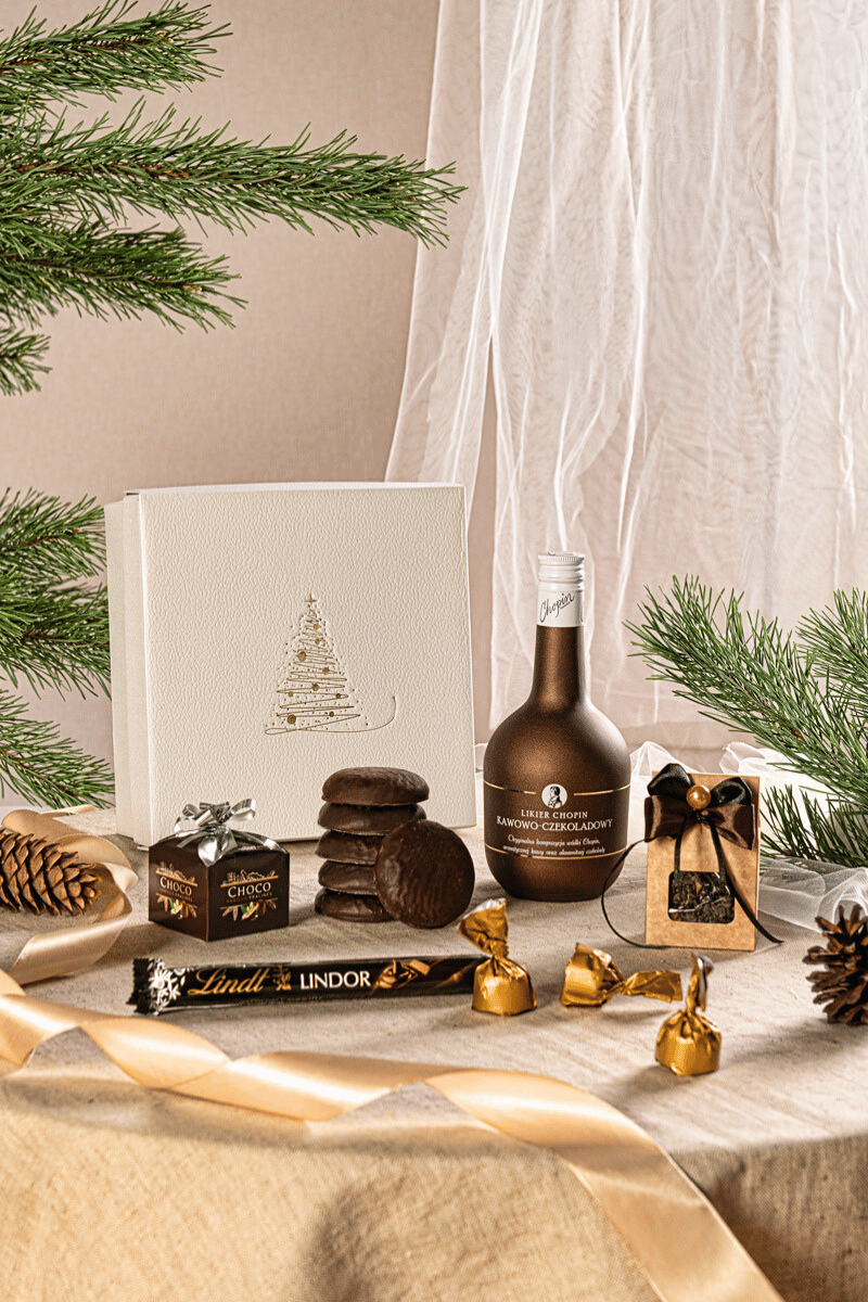 Elegancki zestaw prezentowy w świątecznym opakowaniu z likierem Chopin i wybornymi słodyczami.