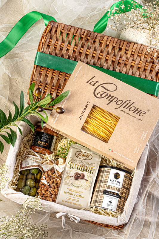 Kosz Prezentowy z Kawą Hardy i Włoskimi Przysmakami – Elegancki Zestaw Upominkowy