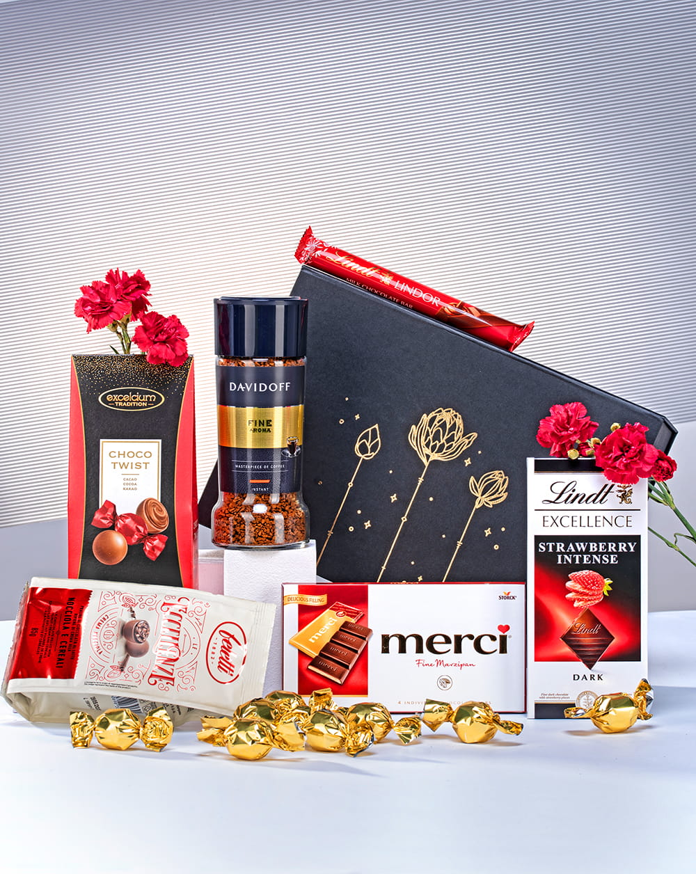 Ekskluzywny kosz słodkości w czarnym pudełku z kawą Davidoff, szwajcarską czekoladą Lindt i wykwintnymi pralinami.