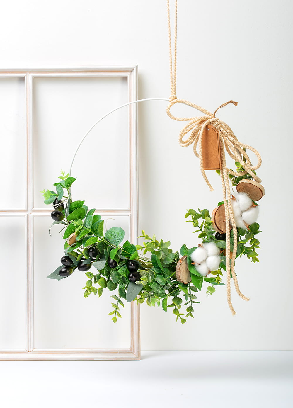 Ręcznie wykonany wiosenny wianek boho na metalowej obręczy, z eukaliptusem, bawełną i gałązkami oliwek.