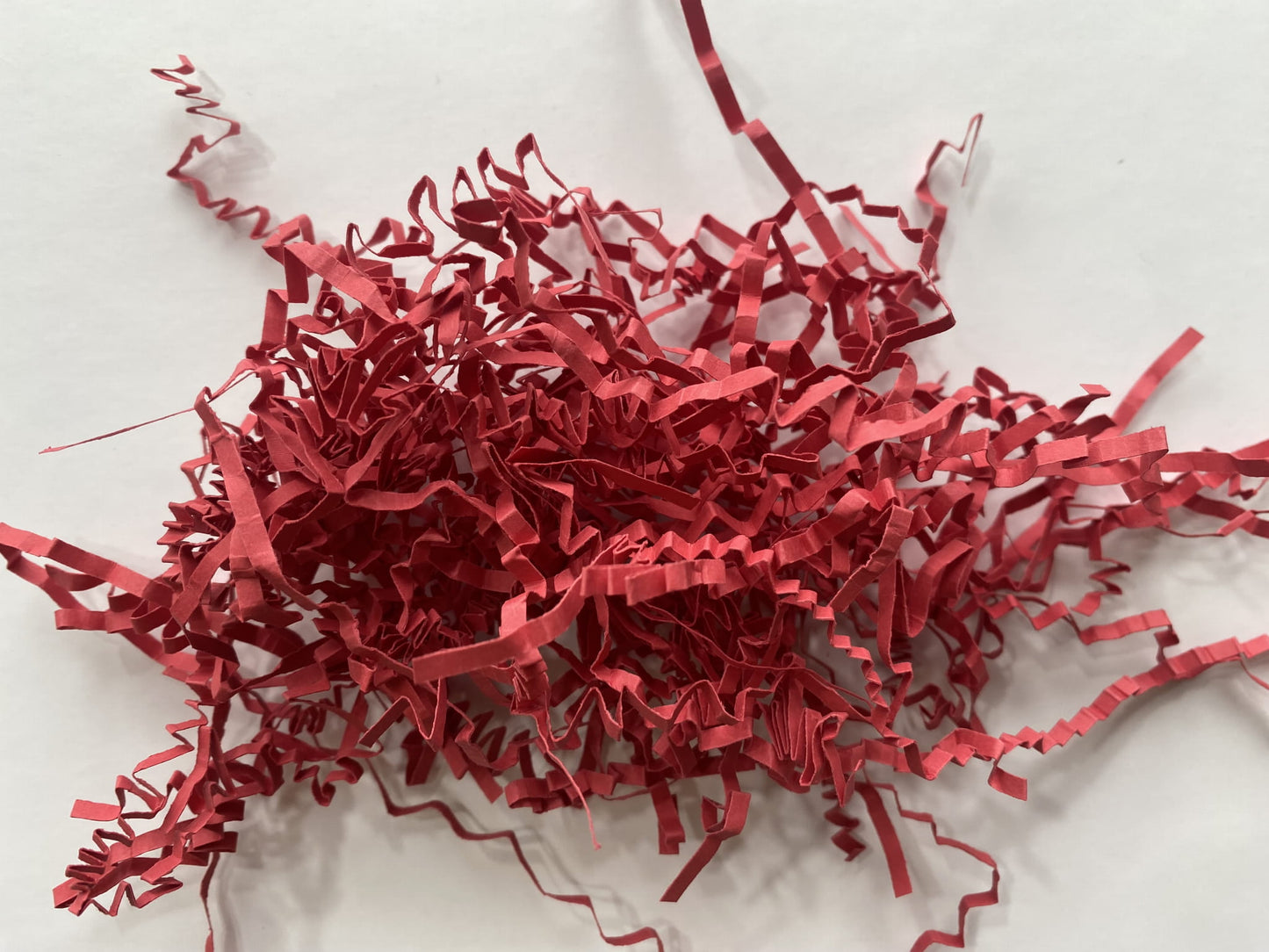 Intensywnie czerwone, ekologiczne wiórki papierowe, doskonały wypełniacz prezentowy do eleganckich upominków.