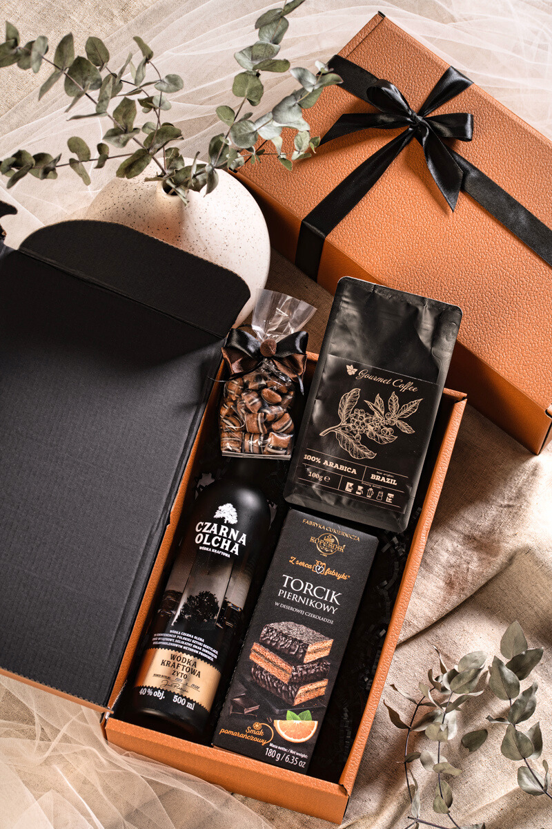 Elegancki zestaw prezentowy Polskie Smaki: wódka Czarna Olcha, kawa Gourmet, torcik Kopernik i karmelki, w brązowym pudełku z kokardą.