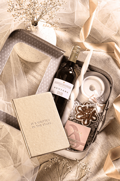 Elegancki zestaw prezentowy z winem Nuviana Chardonnay, herbatą i złotym notesem, w kremowym pudełku-walizce z okienkiem.