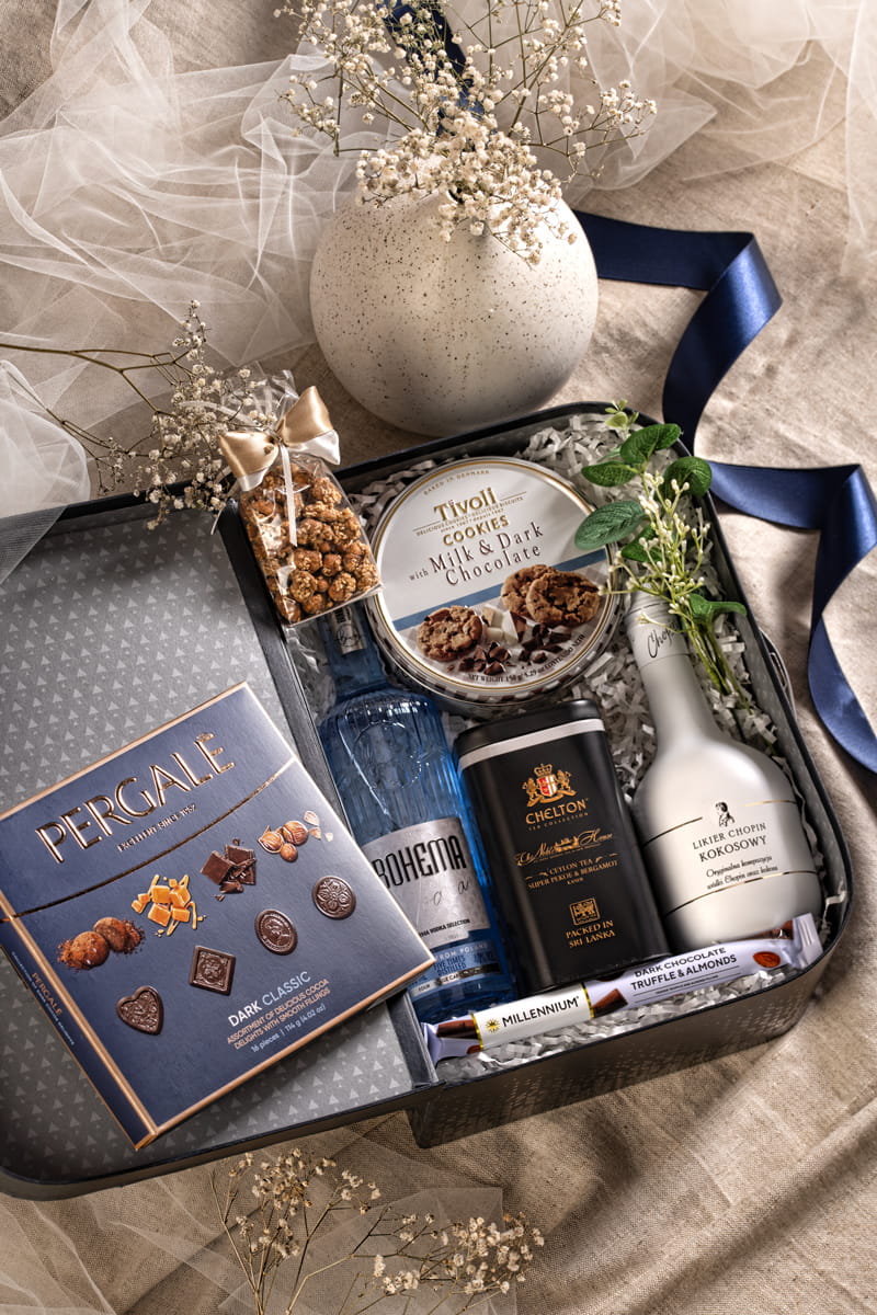 Ekskluzywny zestaw prezentowy w czarnym pudełku z likierem Chopin Kokosowym, wódką Bohema i wykwintnymi pralinami.