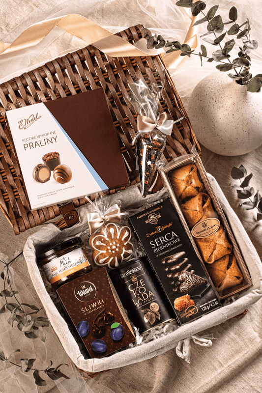 Elegancki kosz prezentowy Smaki Polski z wikliny, z miodem lipowym, pralinami Wedel, czekoladą DecoMorreno i Toruńskimi Piernikami.