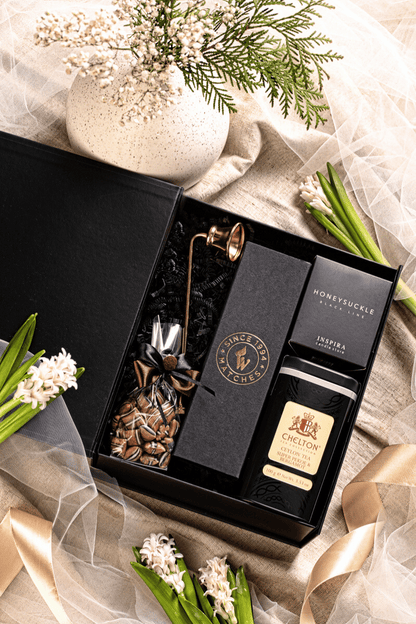 Elegancki zestaw prezentowy Chwila Spokoju w czarnym pudełku z kokardą, z herbatą liściastą Ceylon i świecą zapachową.