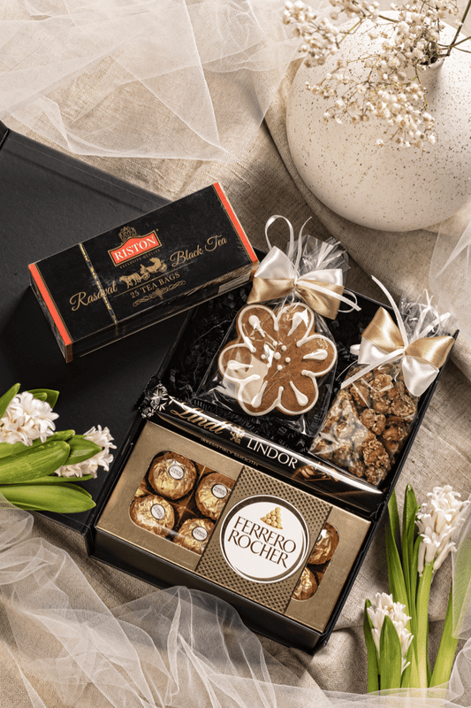 Ekskluzywny zestaw prezentowy w czarnym pudełku z herbatą Riston, pralinami Ferrero Rocher i czekoladą Lindt.