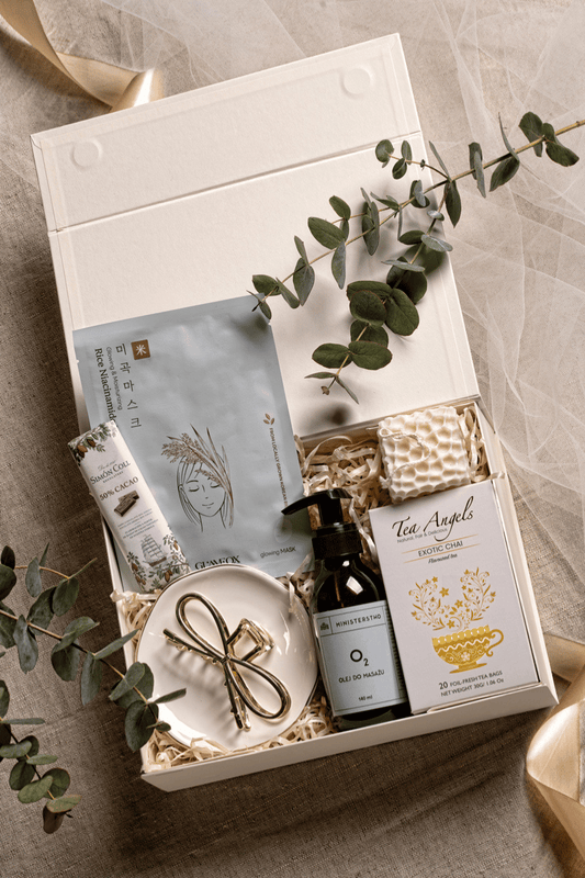 Luksusowy zestaw SPA do relaksu z maseczką Glamfox, olejkiem do masażu, świecą sojową i czekoladą, elegancko zapakowany.