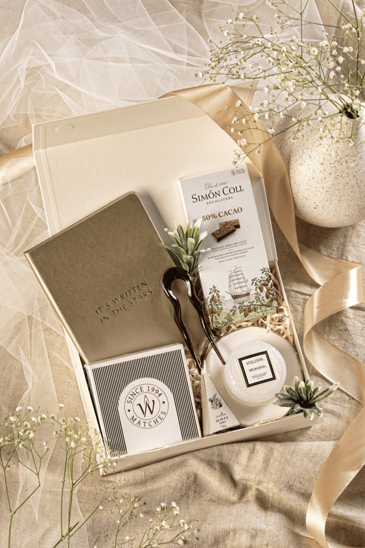 Luksusowe beżowe pudełko prezentowe Pamiętnik Chwil z aromatyczną świecą Voluspa, złotym notesem i czekoladą Simon Coll.