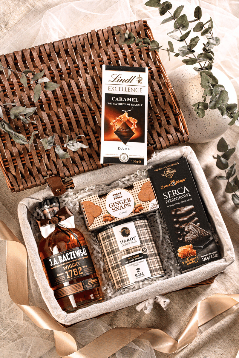 Prestiżowy kosz prezentowy premium dla mężczyzny z whisky J.A. Baczewski, kawą Hardy i czekoladą Lindt.