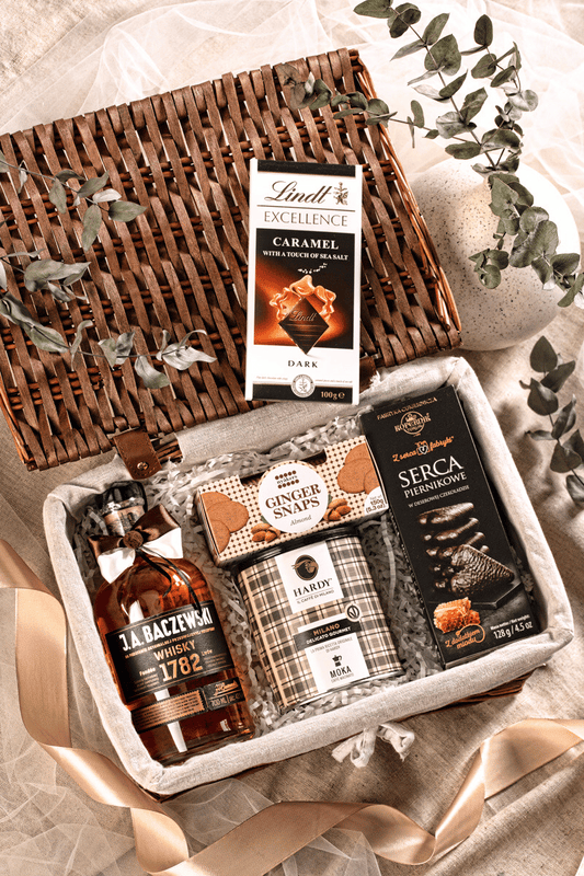 Prestiżowy kosz prezentowy premium dla mężczyzny z whisky J.A. Baczewski, kawą Hardy i czekoladą Lindt.