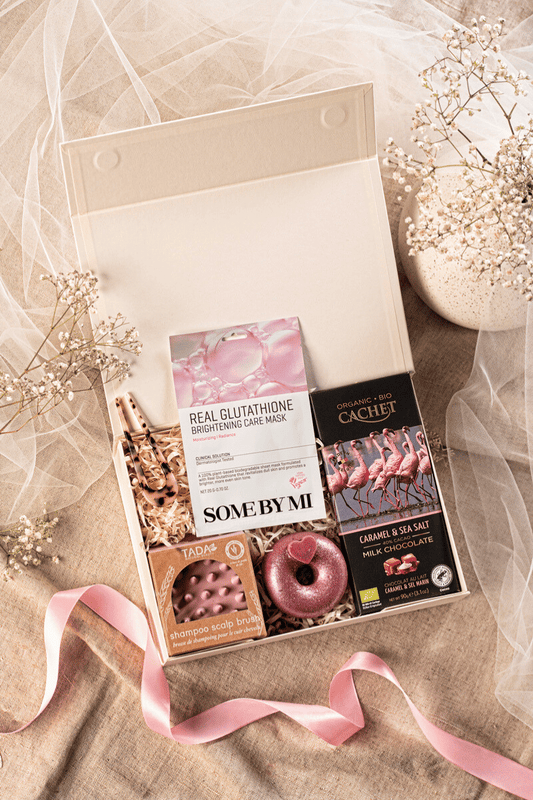 Luksusowy zestaw prezentowy dla dziewczyny z maseczką, różowym mydłem Almara i czekoladą Cachet w kremowym pudełku.