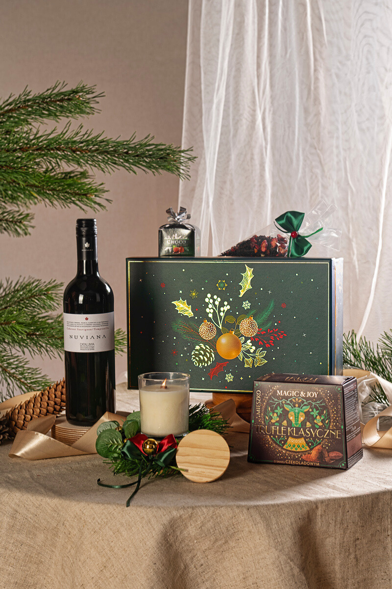 Elegancki świąteczny zestaw prezentowy w ozdobnym pudełku z winem Tempranillo, truflami Mieszko, świecą i wiankiem.
