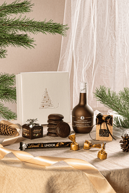 Elegancki zestaw prezentowy w świątecznym opakowaniu z likierem Chopin i wybornymi słodyczami.