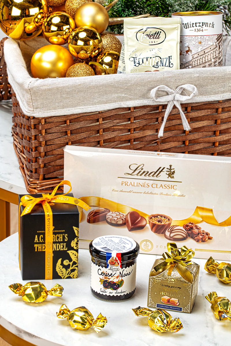 Ekskluzywny Kosz Prezentowy dla Dwojga z Whisky, Winem i Słodkościami – Luksusowy Upominek