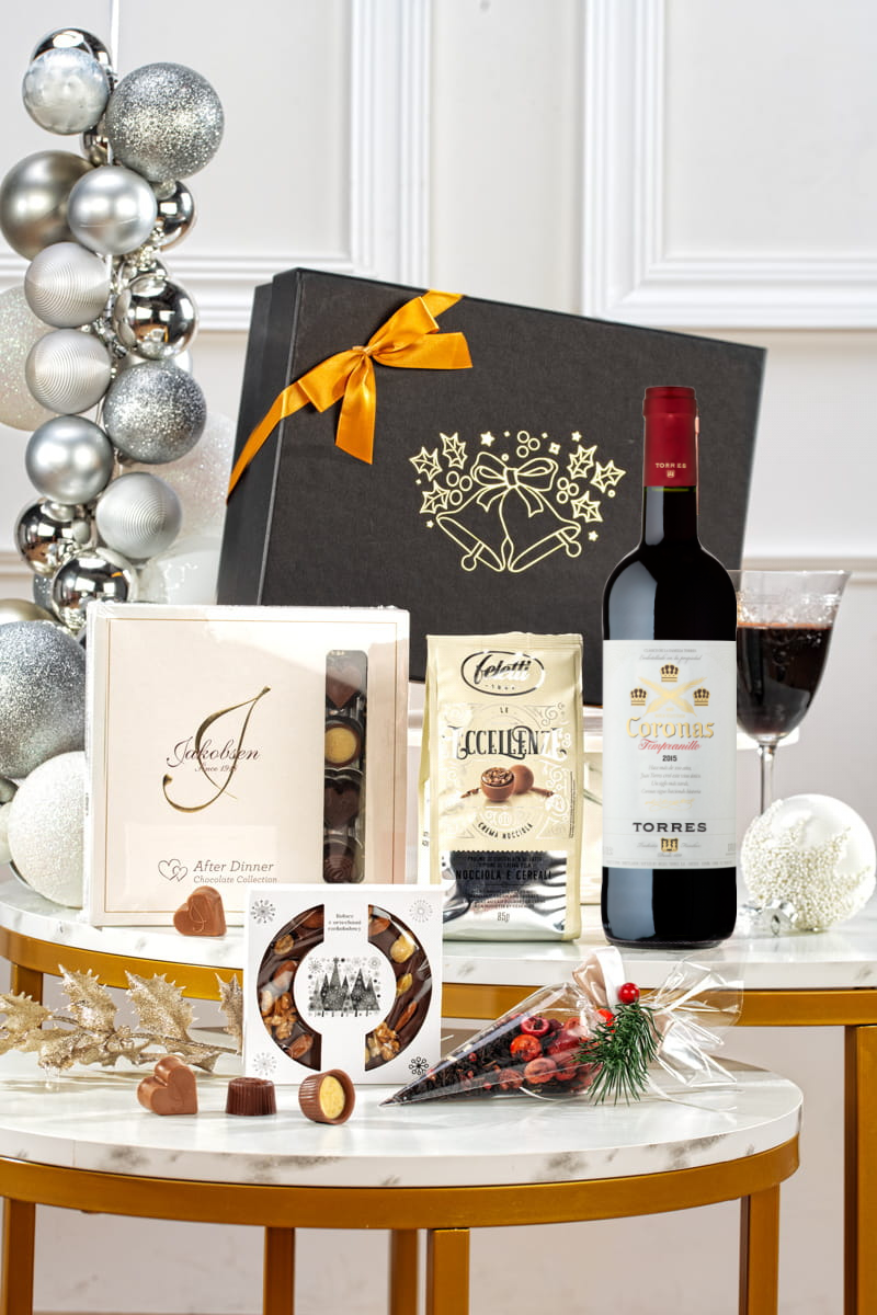 Ekskluzywny Kosz Prezentowy z Winem Torres Coronas i Czekoladą