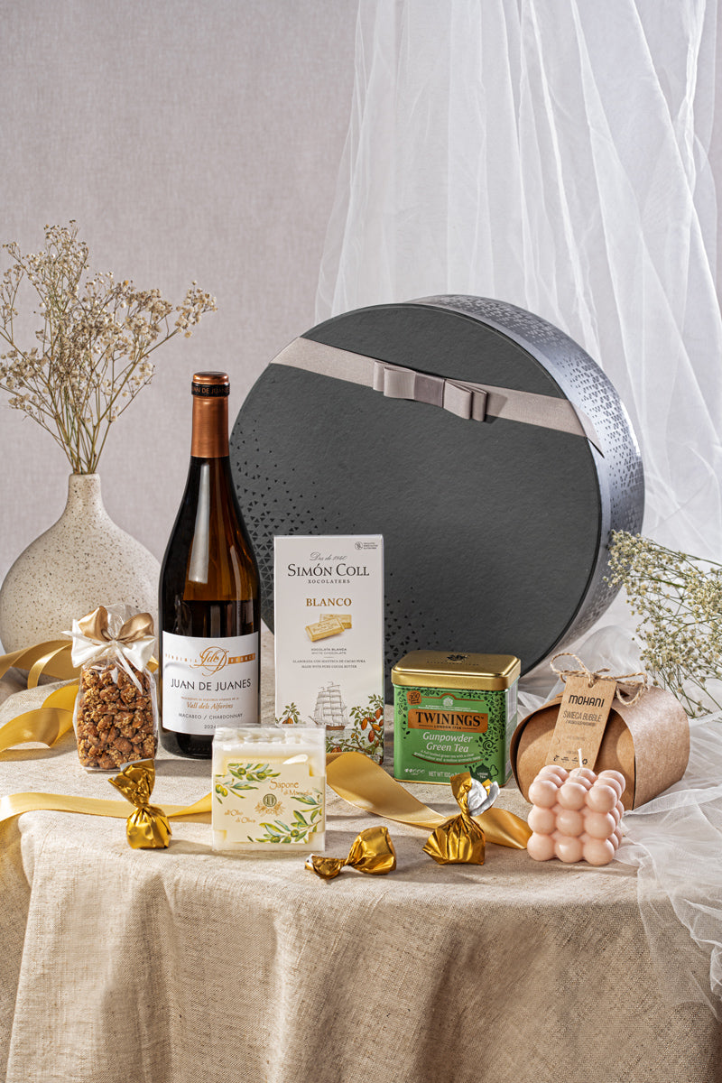 Elegancki Zestaw Prezentowy z Hiszpańskim Winem i Świecą – Wyjątkowy Upominek dla Niej