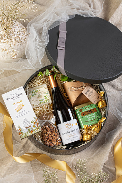 Elegancki Zestaw Prezentowy z Hiszpańskim Winem i Świecą – Wyjątkowy Upominek dla Niej