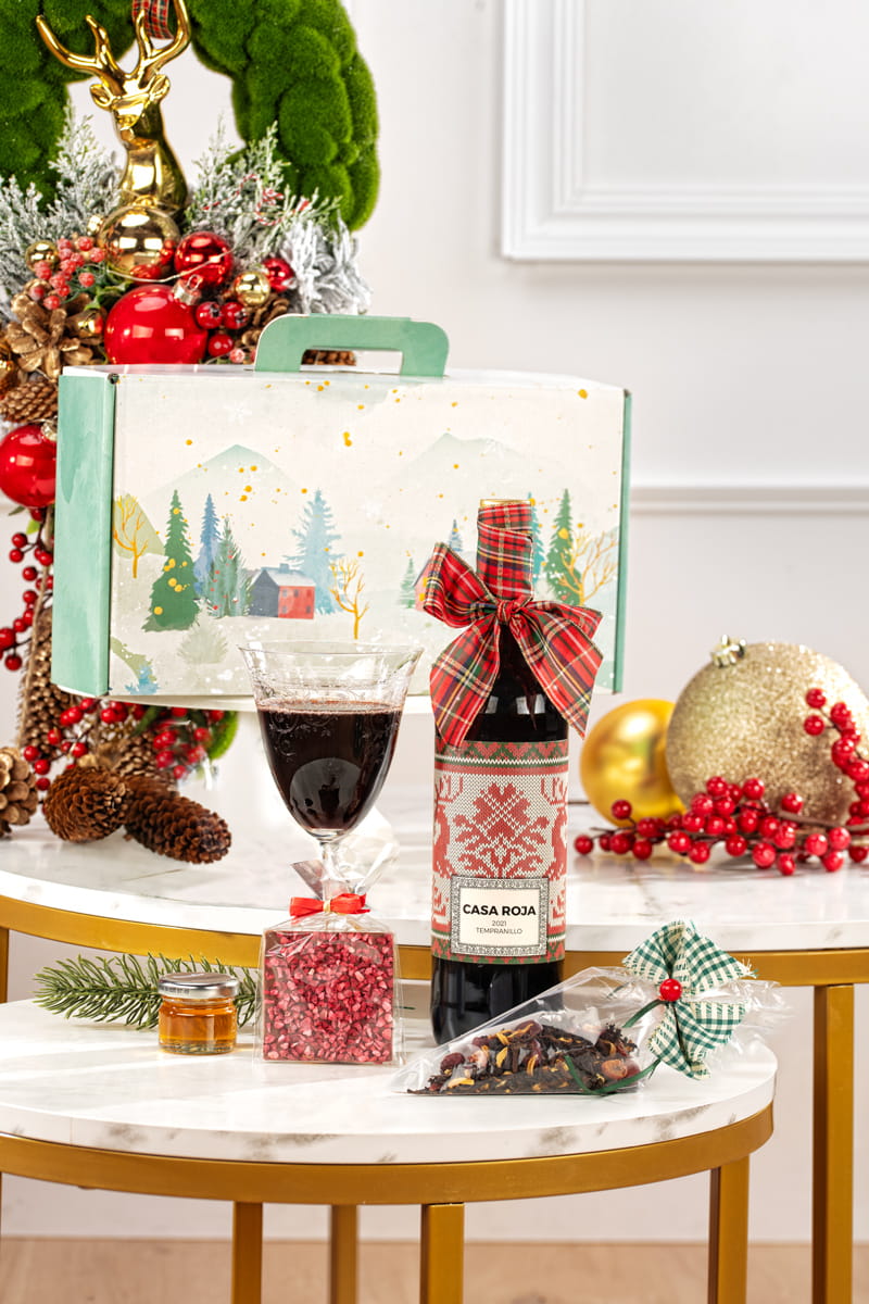 Elegancki Zestaw Prezentowy z Winem Casa Roja i Świątecznymi Słodkościami – Idealny Prezent