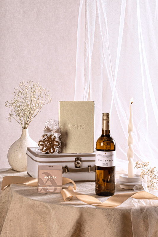 Elegancki Zestaw: Wino Nuviana Chardonnay, Herbata i Świeca – Luksusowy Prezent dla Niej