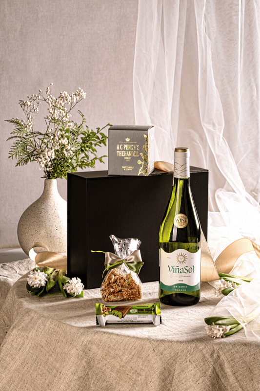 Elegancki Zestaw Prezentowy w Czarnym Pudełku: Wino, Czekolada, Herbata – Prestiżowy Upominek