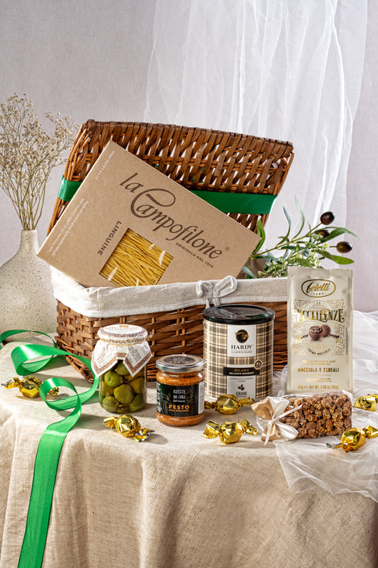 Kosz Prezentowy z Kawą Hardy i Włoskimi Przysmakami – Elegancki Zestaw Upominkowy