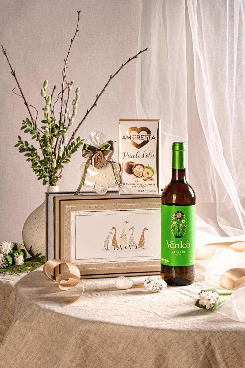 Wielkanocny Zestaw Prezentowy z Winem i Pralinami – Elegancki Upominek w Pudełku