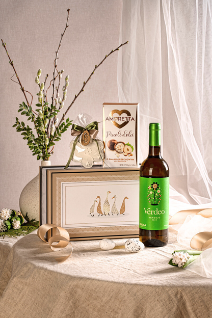 Wielkanocny Zestaw Prezentowy z Winem i Pralinami – Elegancki Upominek w Pudełku
