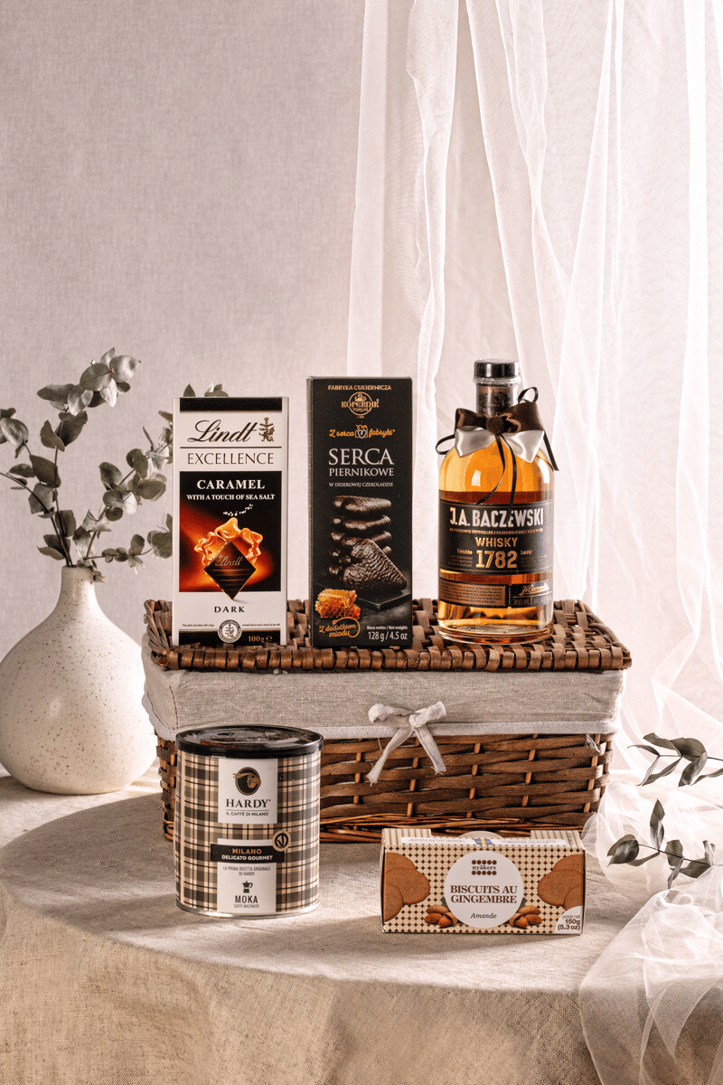 Prestiżowy kosz prezentowy premium dla mężczyzny z whisky J.A. Baczewski, kawą Hardy i czekoladą Lindt.
