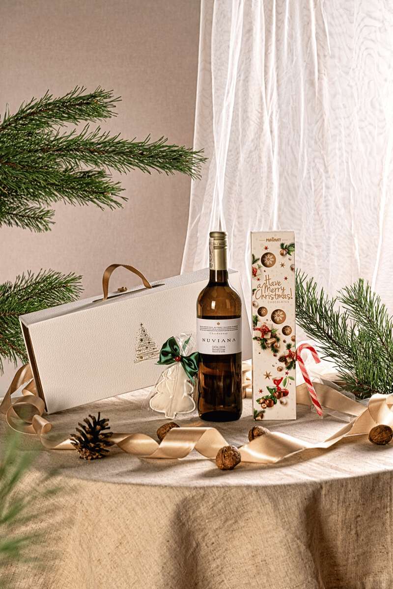 Elegancki Zestaw Prezentowy z Winem Chardonnay i Słodyczami – Prezent na Boże Narodzenie