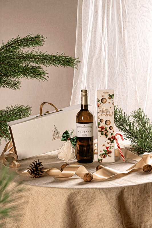 Elegancki Zestaw Prezentowy z Winem Chardonnay i Słodyczami – Prezent na Boże Narodzenie
