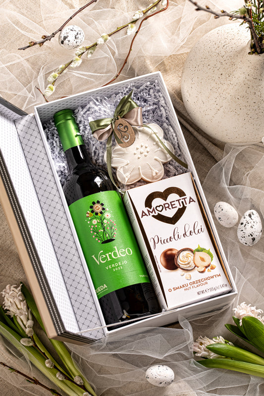 Wielkanocny Zestaw Prezentowy z Winem i Pralinami – Elegancki Upominek w Pudełku